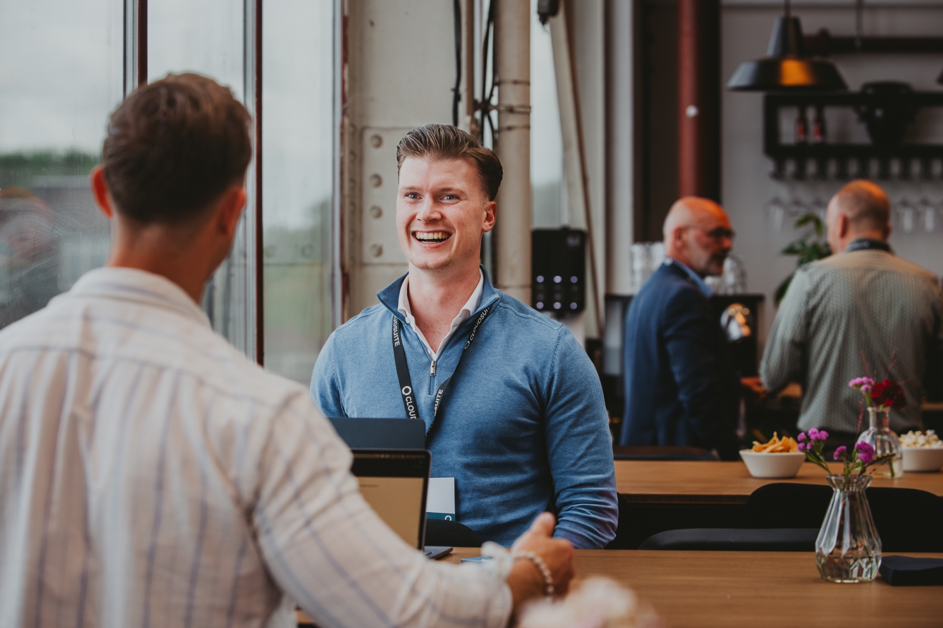 Netwerkmoment bij de bar tijdens vorige editie